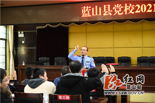 11月10日，蓝山县党校秋季主体班，该县消防安全部门工作人员给学员们上了一堂生动的消防安全课，切实提高了大家的消防意识和本领。

近年来，该县深入开展消防宣传活动，切实增强全民消防安全素质。各单位创新宣传方式，扩大宣传覆盖面，实现全县消防安全形势持续稳定的目标。各级各部门和广大群众要积极参与，广泛宣传消防安全常识，自觉维护公共消防安全，共同为蓝山社会稳定和长治久安创造良好的消防安全环境。
