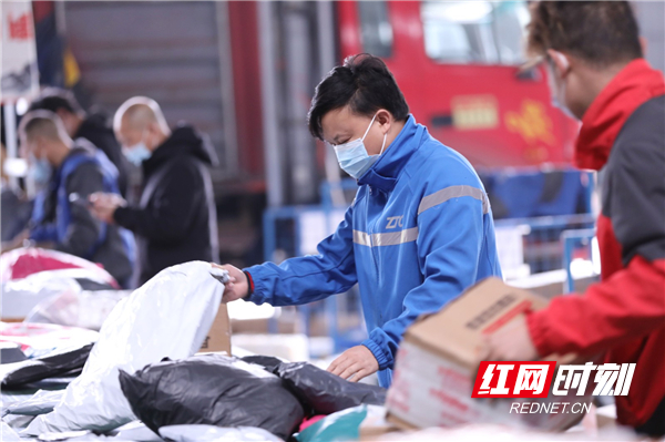 工作人员在分拣快递。