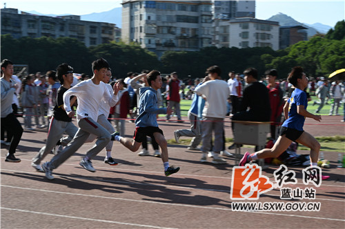 11月13日，蓝山县第二中学，该校第十五届体艺节暨田径运动会举行，孩子们奔跑的姿势、追求更快更高的激情，感动了在场的观众、感染了寒冷的冬天。