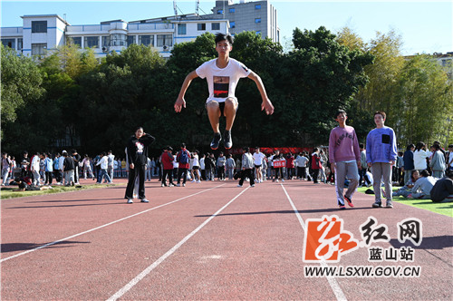 11月13日，蓝山县第二中学，该校第十五届体艺节暨田径运动会举行，孩子们奔跑的姿势、追求更快更高的激情，感动了在场的观众、感染了寒冷的冬天。