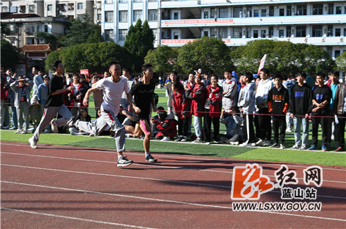 11月13日，蓝山县第二中学，该校第十五届体艺节暨田径运动会举行，孩子们奔跑的姿势、追求更快更高的激情，感动了在场的观众、感染了寒冷的冬天。