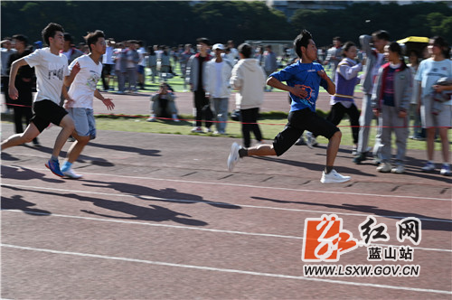 11月13日，蓝山县第二中学，该校第十五届体艺节暨田径运动会举行，孩子们奔跑的姿势、追求更快更高的激情，感动了在场的观众、感染了寒冷的冬天。