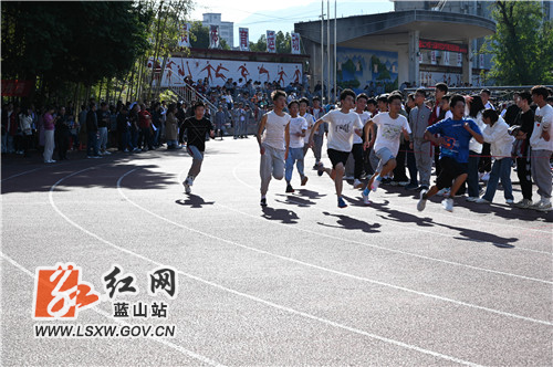 11月13日，蓝山县第二中学，该校第十五届体艺节暨田径运动会举行，孩子们奔跑的姿势、追求更快更高的激情，感动了在场的观众、感染了寒冷的冬天。