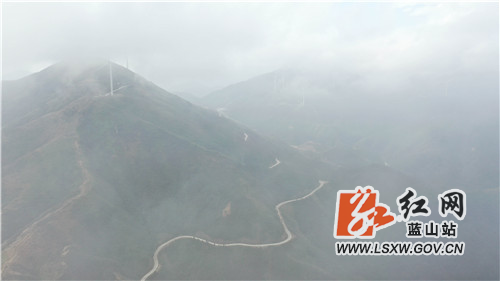 11月19日，航拍蓝山县浆洞瑶族乡西风岭盘山公路，只见通往浆洞瑶族乡的公路在云雾笼罩下若隐若现。
近年来，该县把“四好农村路”建设作为造福全县百姓的民生工程、作为实现县域经济社会高质量发展的战略工程、作为推进乡村振兴的奠基工程来推进，瑶族同胞们从中获得了极大的便利。