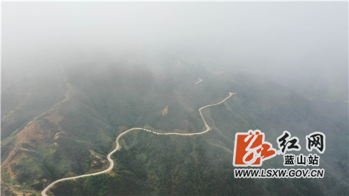 11月19日，航拍蓝山县浆洞瑶族乡西风岭盘山公路，只见通往浆洞瑶族乡的公路在云雾笼罩下若隐若现。
近年来，该县把“四好农村路”建设作为造福全县百姓的民生工程、作为实现县域经济社会高质量发展的战略工程、作为推进乡村振兴的奠基工程来推进，瑶族同胞们从中获得了极大的便利。