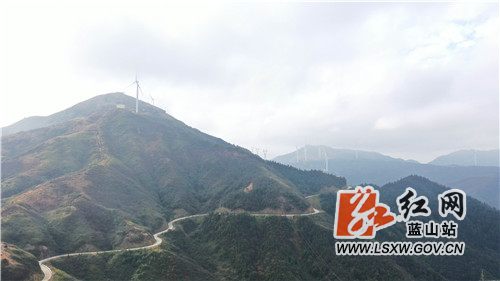 11月19日，航拍蓝山县浆洞瑶族乡西风岭盘山公路，只见通往浆洞瑶族乡的公路在云雾笼罩下若隐若现。
近年来，该县把“四好农村路”建设作为造福全县百姓的民生工程、作为实现县域经济社会高质量发展的战略工程、作为推进乡村振兴的奠基工程来推进，瑶族同胞们从中获得了极大的便利。