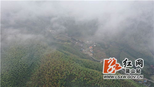 11月20日，航拍蓝山县湘江源瑶族乡坪塬村通村公路，有如一条飘带漂浮在蓝天白云与绿水青山之间，最终到达美丽幸福的红枫大峡谷。

近年来，该县把修建“四好通村公路”作为一项民生工程、民心工程来抓紧、抓好落实。同时，引导各村因地制宜发展生态旅游，切实让绿水青山转化为金山银山，让大瑶山的同胞们过上了幸福的新生活。