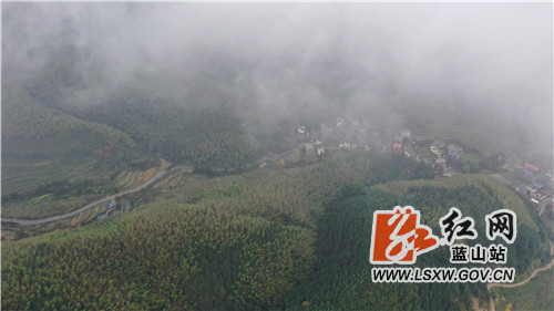 11月20日，航拍蓝山县湘江源瑶族乡坪塬村通村公路，有如一条飘带漂浮在蓝天白云与绿水青山之间，最终到达美丽幸福的红枫大峡谷。

近年来，该县把修建“四好通村公路”作为一项民生工程、民心工程来抓紧、抓好落实。同时，引导各村因地制宜发展生态旅游，切实让绿水青山转化为金山银山，让大瑶山的同胞们过上了幸福的新生活。