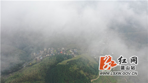11月20日，航拍蓝山县湘江源瑶族乡坪塬村通村公路，有如一条飘带漂浮在蓝天白云与绿水青山之间，最终到达美丽幸福的红枫大峡谷。

近年来，该县把修建“四好通村公路”作为一项民生工程、民心工程来抓紧、抓好落实。同时，引导各村因地制宜发展生态旅游，切实让绿水青山转化为金山银山，让大瑶山的同胞们过上了幸福的新生活。