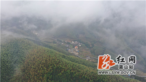 11月20日，航拍蓝山县湘江源瑶族乡坪塬村通村公路，有如一条飘带漂浮在蓝天白云与绿水青山之间，最终到达美丽幸福的红枫大峡谷。

近年来，该县把修建“四好通村公路”作为一项民生工程、民心工程来抓紧、抓好落实。同时，引导各村因地制宜发展生态旅游，切实让绿水青山转化为金山银山，让大瑶山的同胞们过上了幸福的新生活。