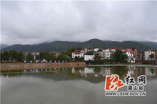 11月22日，行摄于蓝山县城郊舜水河畔，目之所及、冬景如画。

只见蓝天白云下是一望无垠的田野乡间，潺潺流动的舜水河畔是整齐划一的红瓦白墙，冬种的农民悠然地在田间耕种，喉咙里哼唱的是欢快的牧羊曲。

近年来，该县严格实施河长制，综合治理后的舜水河鱼跃虾欢。同时，该县大力实施乡村振兴战略，现代化改造后的田园综合体，更是拉高了农民朋友种田的积极性和幸福感。