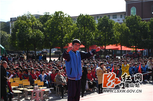 11月23日，久违的太阳出来了。蓝山县第一中学操场，孩子们以合唱比赛的方式，拉开了该校第三届体育艺术节的序幕。

在接下来的三到四天时间里，孩子们将选代表参加100m、女子800m/男子1000m、立定跳远、跳高、实心球、女混合4X200米米迎面接力、男女混合30x50米迎面接力、大课间-广播操等项目比赛。通过比赛，将培养学生体育艺术素养，推动各班课外活动的开展，丰富学生的课外生活，促进学生积极锻炼，全面提高身体素质。
