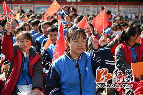 11月23日，久违的太阳出来了。蓝山县第一中学操场，孩子们以合唱比赛的方式，拉开了该校第三届体育艺术节的序幕。

在接下来的三到四天时间里，孩子们将选代表参加100m、女子800m/男子1000m、立定跳远、跳高、实心球、女混合4X200米米迎面接力、男女混合30x50米迎面接力、大课间-广播操等项目比赛。通过比赛，将培养学生体育艺术素养，推动各班课外活动的开展，丰富学生的课外生活，促进学生积极锻炼，全面提高身体素质。
