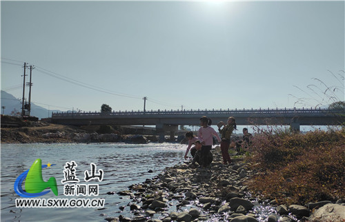 12月5日，冬日暖阳，家长们趁着晴好天气，带着孩子们来到舜水河畔，打水漂、垂钓，享受周末的悠闲时光。近年来，蓝山县不断加大精神文明建设，舜水观光道、塔下寺文化休闲广场、森林植物园等先后修建完成，为该县市民增添了许多节假日休闲娱乐的好去处。