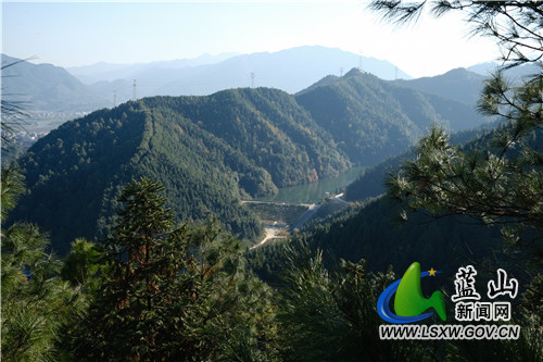 12月6日，蓝山县塔峰镇夔龙山公园，艳阳高照、气温适宜，前来踏山晒太阳的市民络绎不绝，形成了独特的晒冬景观。