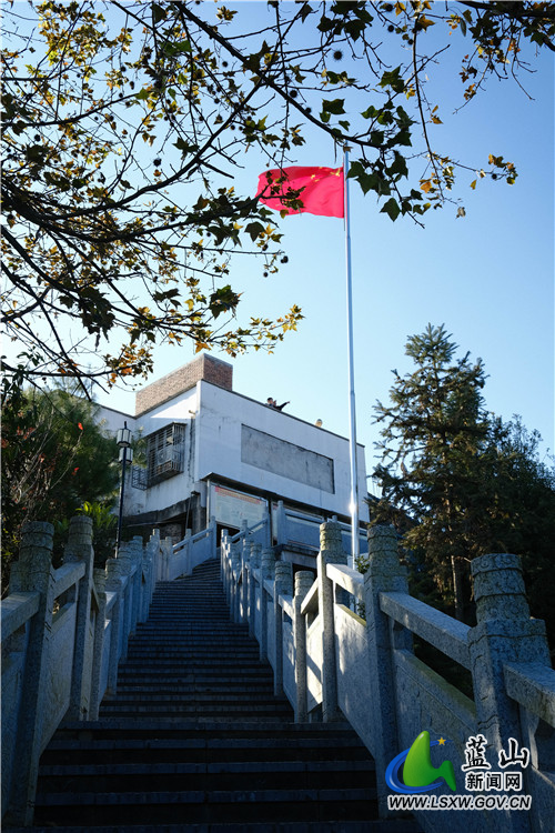 12月6日，蓝山县塔峰镇夔龙山公园，艳阳高照、气温适宜，前来踏山晒太阳的市民络绎不绝，形成了独特的晒冬景观。