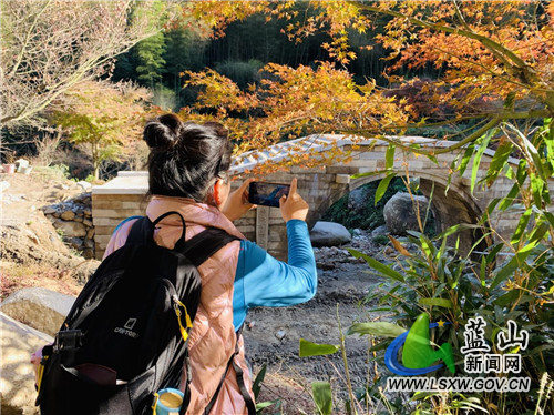 近日，蓝山县阳光明媚，大批游人涌入湘江大峡谷景区，使得朋友圈被“一抹红”刷屏。

湘江大峡谷景区是蓝山县今年招商引进的一个文旅项目，该项目由蓝山谷广东旅游开发有限公司投资建设，拟投资11.98亿元，今年开工建设以来，已投入2亿元，种植了300亩樱花、600亩红枫、200亩高山杜鹃花，游客中心、游步道、景观石桥、栈道、旅游厕所、标识标牌等基础设施正在奋力建设中，力争明年开园迎客，湘江大峡谷景区的建成将为蓝山旅游增添浓厚的一笔。