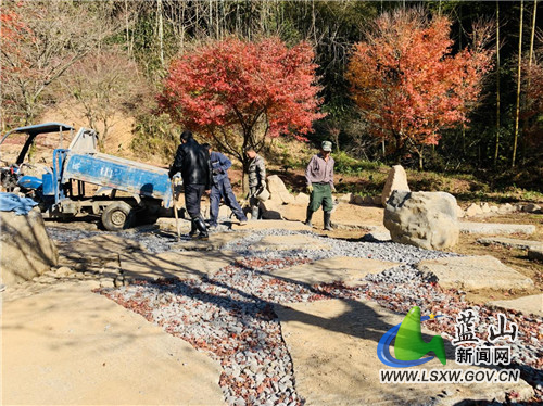近日，蓝山县阳光明媚，大批游人涌入湘江大峡谷景区，使得朋友圈被“一抹红”刷屏。

湘江大峡谷景区是蓝山县今年招商引进的一个文旅项目，该项目由蓝山谷广东旅游开发有限公司投资建设，拟投资11.98亿元，今年开工建设以来，已投入2亿元，种植了300亩樱花、600亩红枫、200亩高山杜鹃花，游客中心、游步道、景观石桥、栈道、旅游厕所、标识标牌等基础设施正在奋力建设中，力争明年开园迎客，湘江大峡谷景区的建成将为蓝山旅游增添浓厚的一笔。