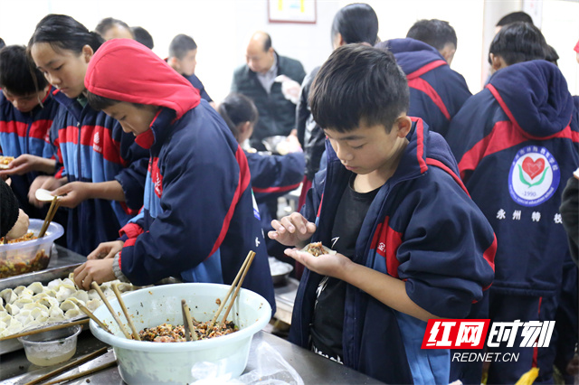 在冬至来临之际，12月20日，永州市特殊教育学校236名留守残疾学生在包饺子和厨艺竞赛的喜庆气氛中，温暖度过传统节日。
