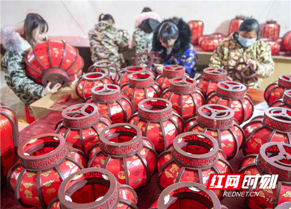 红网时刻12月29日讯（通讯员 蒋克青）12月28日，湖南省永州市道县营江街道新屋村一家灯笼生产作坊的工人在制作灯笼。
