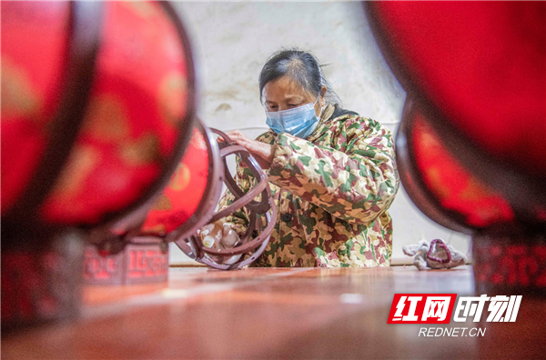 元旦临近，湖南省道县的灯笼作坊一派红火，村民们赶制灯笼，供应节日市场，喜迎新年。