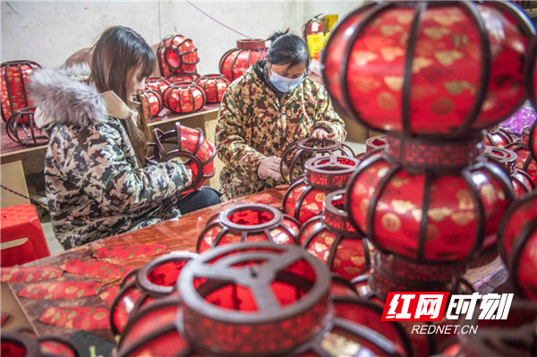 工人在制作灯笼。