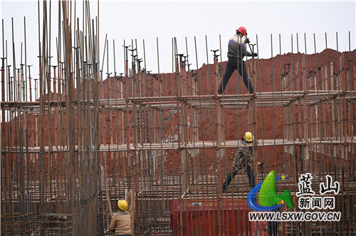 1月1日，蓝山县皮具玩具产业园，工人们节日坚守在岗、施工抢进度，以岗位奉献的方式迎接新年的到来。近年来，该县确立了“三区一园”战略，目前正集中力量、加快进度建设“皮具玩具创新产业园”，努力建成一座集“产学研”一体化的皮具玩具产业创新之城。