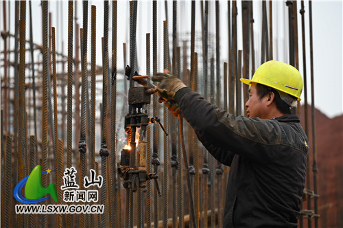 1月1日，蓝山县皮具玩具产业园，工人们节日坚守在岗、施工抢进度，以岗位奉献的方式迎接新年的到来。近年来，该县确立了“三区一园”战略，目前正集中力量、加快进度建设“皮具玩具创新产业园”，努力建成一座集“产学研”一体化的皮具玩具产业创新之城。