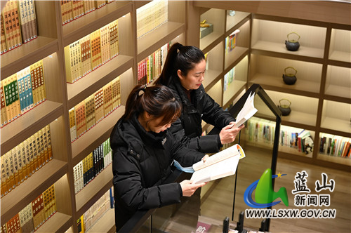 1月2日，蓝山县云溪紫郡图书阁，市民们正沉浸在书香里，以阅读的方式度过自己的元旦假期。近年来，该县社区图书室等公共设施日渐完备，市民们可在家门口阅读自己喜爱的书籍。