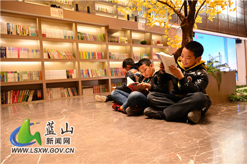 1月2日，蓝山县云溪紫郡图书阁，市民们正沉浸在书香里，以阅读的方式度过自己的元旦假期。近年来，该县社区图书室等公共设施日渐完备，市民们可在家门口阅读自己喜爱的书籍。