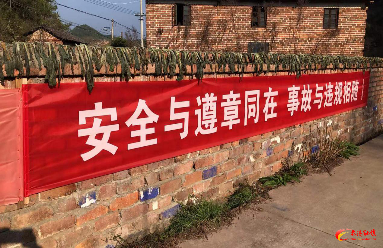 积极营造氛围。通过悬挂横幅，发放宣传册等方式加强宣传。