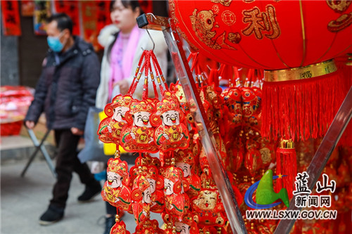1月14日，春节临近，年味渐浓，蓝山县各大集市和商业街区一片红火，红红的春联和灯笼，红红的“福”字和“虎”元素，还有红艳艳年宵花卉，为即将到来的春节增添了热闹喜庆的气氛。人们上街忙着选购春节饰品，一家老小赶大集、办年货，沉浸在迎接新春的喜庆氛围中，处处洋溢着浓浓年味。