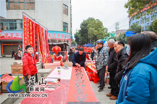1月14日，春节临近，年味渐浓，蓝山县各大集市和商业街区一片红火，红红的春联和灯笼，红红的“福”字和“虎”元素，还有红艳艳年宵花卉，为即将到来的春节增添了热闹喜庆的气氛。人们上街忙着选购春节饰品，一家老小赶大集、办年货，沉浸在迎接新春的喜庆氛围中，处处洋溢着浓浓年味。