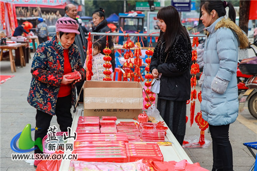 1月14日，春节临近，年味渐浓，蓝山县各大集市和商业街区一片红火，红红的春联和灯笼，红红的“福”字和“虎”元素，还有红艳艳年宵花卉，为即将到来的春节增添了热闹喜庆的气氛。人们上街忙着选购春节饰品，一家老小赶大集、办年货，沉浸在迎接新春的喜庆氛围中，处处洋溢着浓浓年味。