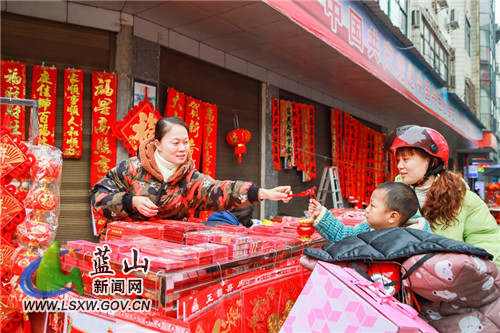 1月14日，春节临近，年味渐浓，蓝山县各大集市和商业街区一片红火，红红的春联和灯笼，红红的“福”字和“虎”元素，还有红艳艳年宵花卉，为即将到来的春节增添了热闹喜庆的气氛。人们上街忙着选购春节饰品，一家老小赶大集、办年货，沉浸在迎接新春的喜庆氛围中，处处洋溢着浓浓年味。