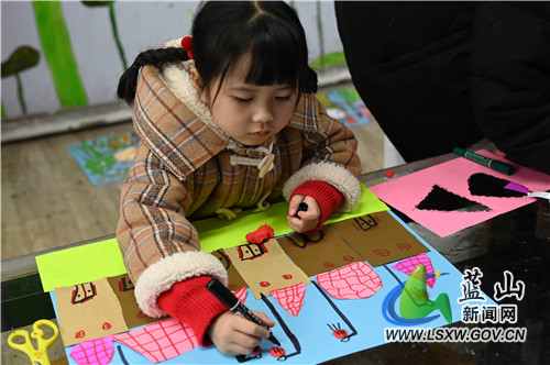 1月20日，蓝山县一石美术学校，孩子们在老师的指导下制作“小老虎过大年”贺卡，以此表达喜迎新春的美好愿望。