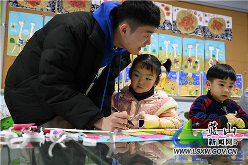 1月20日，蓝山县一石美术学校，孩子们在老师的指导下制作“小老虎过大年”贺卡，以此表达喜迎新春的美好愿望。