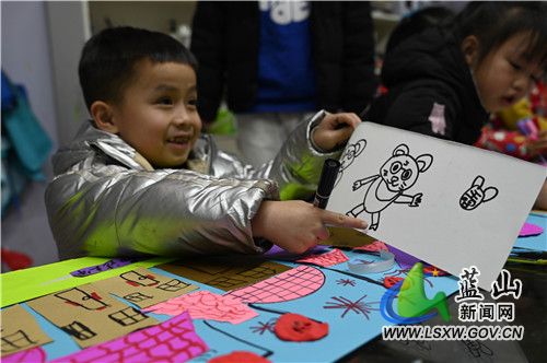 1月20日，蓝山县一石美术学校，孩子们在老师的指导下制作“小老虎过大年”贺卡，以此表达喜迎新春的美好愿望。