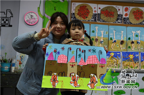 1月20日，蓝山县一石美术学校，孩子们在老师的指导下制作“小老虎过大年”贺卡，以此表达喜迎新春的美好愿望。