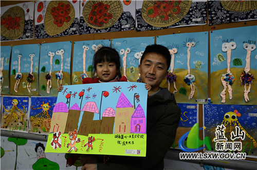 1月20日，蓝山县一石美术学校，孩子们在老师的指导下制作“小老虎过大年”贺卡，以此表达喜迎新春的美好愿望。