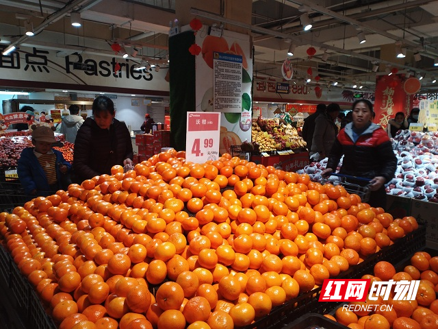 1月21日，在零陵区各大超市、农贸市场，年货种类丰富、数量充足、价格平稳，各种肉类、蔬菜、调味品琳琅满目，前来购买年货的居民络绎不绝，到处是红红火火、供销两旺的喜庆气象，浓浓的年味扑面而来。