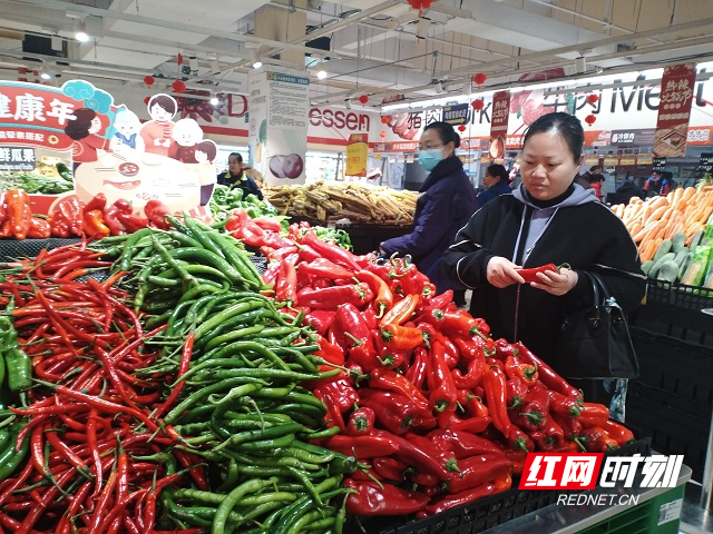 1月21日，在零陵区各大超市、农贸市场，年货种类丰富、数量充足、价格平稳，各种肉类、蔬菜、调味品琳琅满目，前来购买年货的居民络绎不绝，到处是红红火火、供销两旺的喜庆气象，浓浓的年味扑面而来。