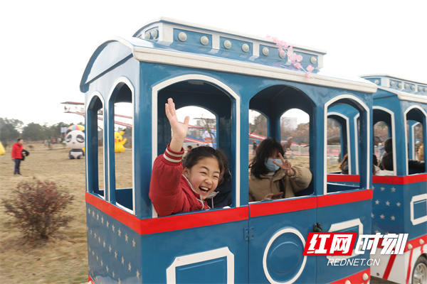 道县道州欢乐世界主题乐园，小朋友在体验乘坐观光小火车。