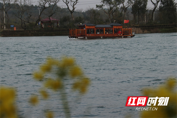 2月4日，道县祥霖铺镇两河口村，市民乘坐游船观光景色。