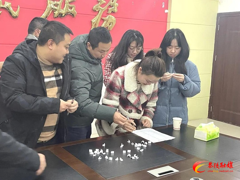 ​以抽签的形式决定顺序，每周一由一名领导或干部以讲课的形式进行学习分享。