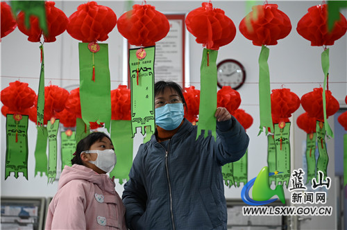 2月15日，蓝山县图书馆一楼举行“庆新春.闹元宵”猜灯谜活动。
不少市民带着假期里的孩子前来参与。通过猜字谜，既丰富了孩子们的假期生活，也增长了他们的知识。同时，活动也推动了该县全民阅读活动，营造了欢乐祥和喜庆的节日氛围。