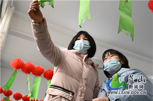 2月15日，蓝山县图书馆一楼举行“庆新春.闹元宵”猜灯谜活动。
不少市民带着假期里的孩子前来参与。通过猜字谜，既丰富了孩子们的假期生活，也增长了他们的知识。同时，活动也推动了该县全民阅读活动，营造了欢乐祥和喜庆的节日氛围。