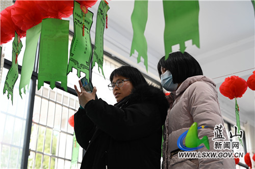 2月15日，蓝山县图书馆一楼举行“庆新春.闹元宵”猜灯谜活动。
不少市民带着假期里的孩子前来参与。通过猜字谜，既丰富了孩子们的假期生活，也增长了他们的知识。同时，活动也推动了该县全民阅读活动，营造了欢乐祥和喜庆的节日氛围。