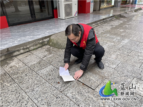 为保障市民安全便捷地使用市政设施，2月23日，蓝山县财政局工作人员在塔峰西路沿线仔细排查市政基础设施现状，并统计上报发现的问题，以便于相关部门及时修复。