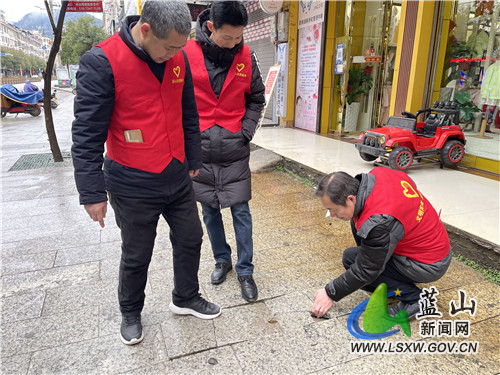 为保障市民安全便捷地使用市政设施，2月23日，蓝山县财政局工作人员在塔峰西路沿线仔细排查市政基础设施现状，并统计上报发现的问题，以便于相关部门及时修复。